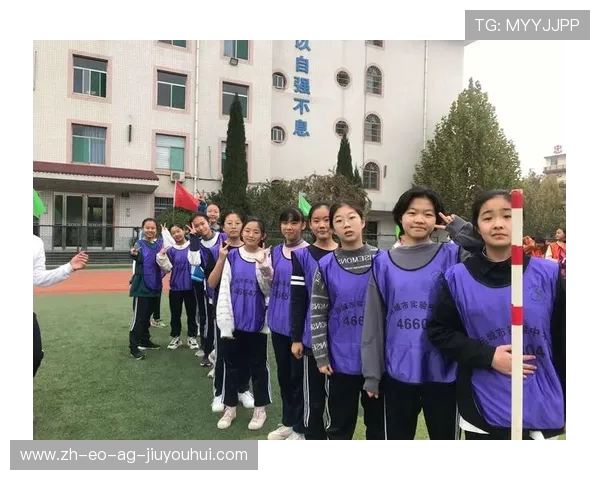 七班足球加油主题绘画作品激发团队精神与青春力量展示风采魅力绽放